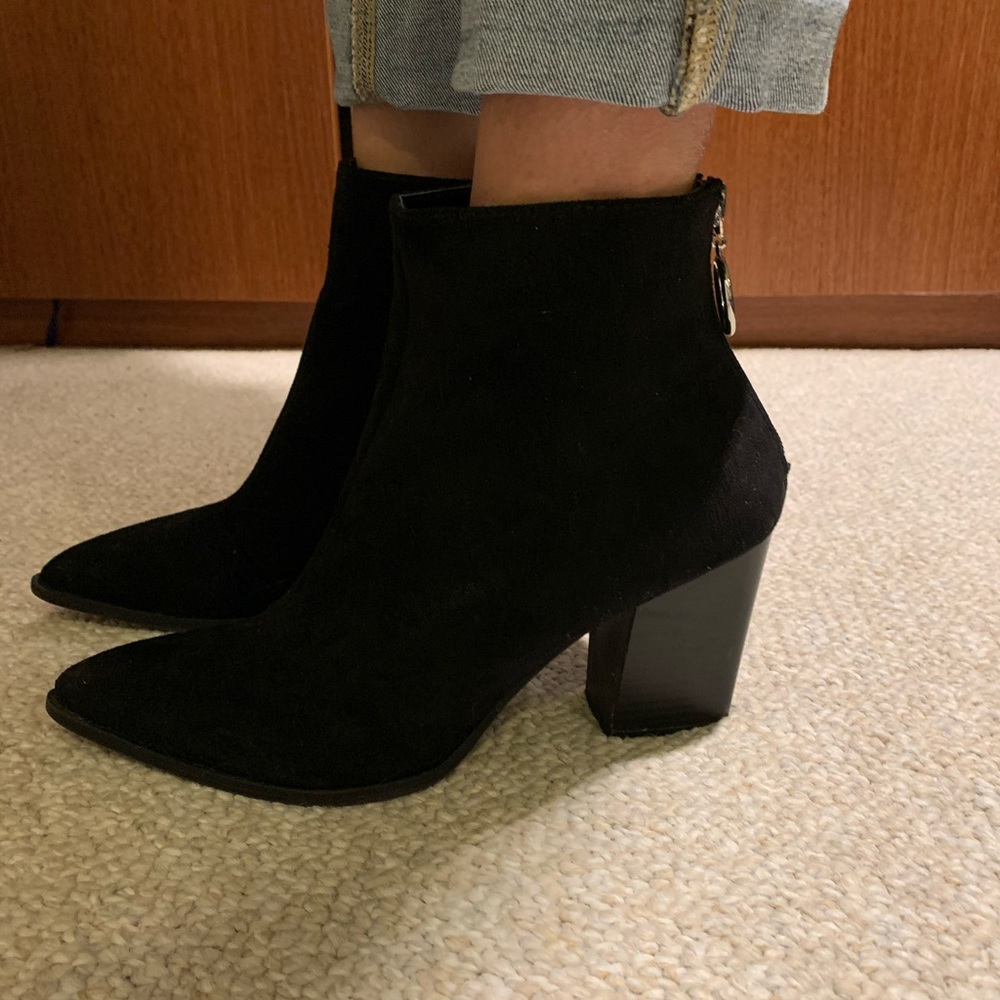 Black boots with pointed toe